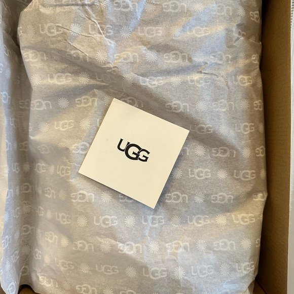 BNWT! ULTRA MINI UGG CLASSIC KIDS - Picture 6 of 6